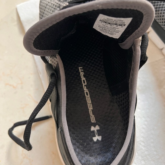 Women’s size 9 Under Armour sneakers - Picture 9 of 10